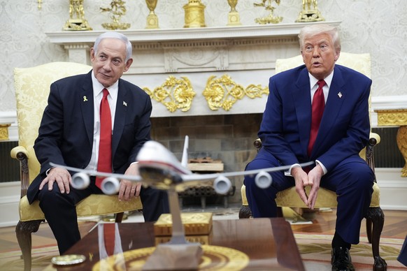 epa12016865 US President Donald Trump (R) meets with Prime Minister Benjamin Netanyahu (L) of Israel in the Oval Office of the White House in Washington, DC, USA, 07 April 2025. EPA/YURI GRIPAS / POOL