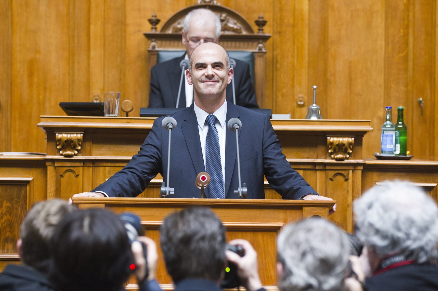ARCHIV - ZUM RUECKTRITT VON ALAIN BERSET ALS BUNDESRAT, STELLEN WIR IHNEN FOLGENDES BILDMATERIAL ZUR VERFUEGUNG - . Der soeben gewaehlte Bundesrat Alain Berset, Mitte, erklaert Annahme der Wahl, waehr ...