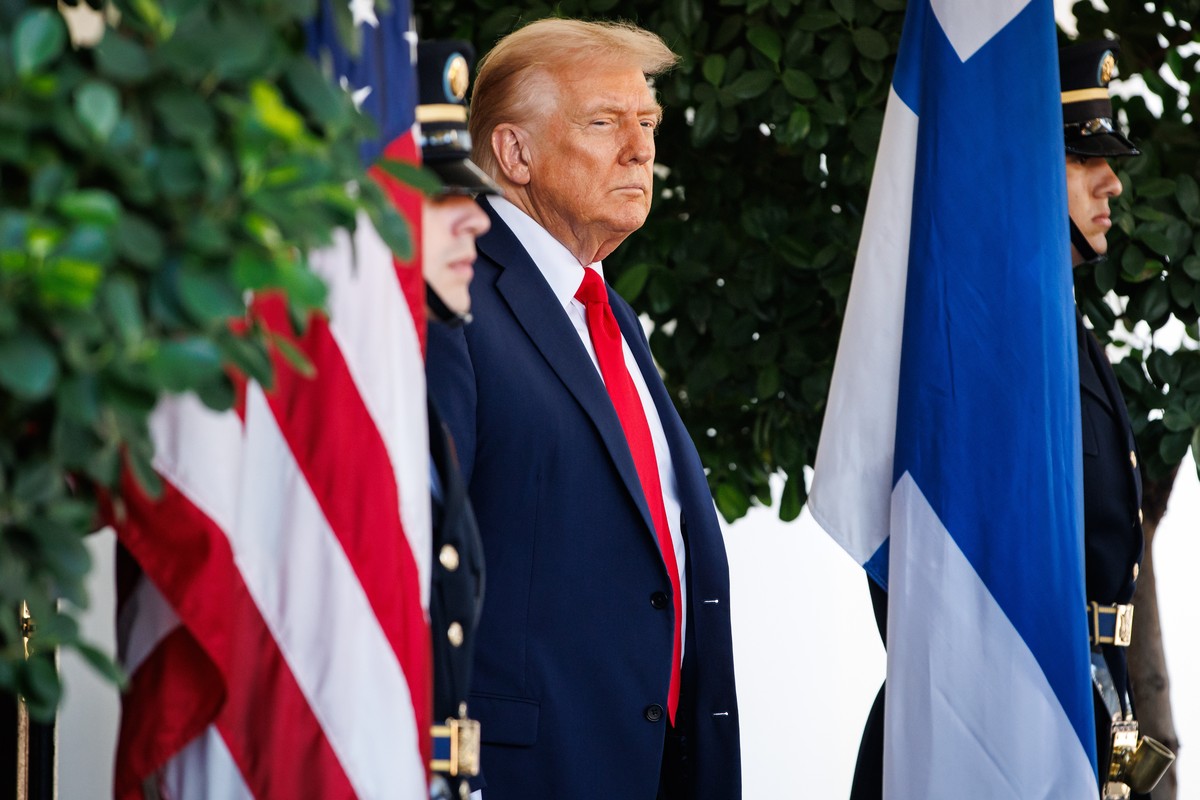 epa12443220 U.S. President Donald Trump waits to greet Finland's President Alexander Stubb in front of the West Wing at the White House in Washington, DC, USA, 09 October 2025. EPA/SAMUEL CORUM / ...