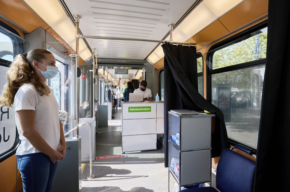Eine Mitarbeiterin des Zuercher Impftrams steht waehrend dessen Einfuehrung am Zuercher Bellevue bereit, am Dienstag, 14. September 2021 in Zuerich. Im Impftram des Kantons Zuerich und der Verkehrsbet ...