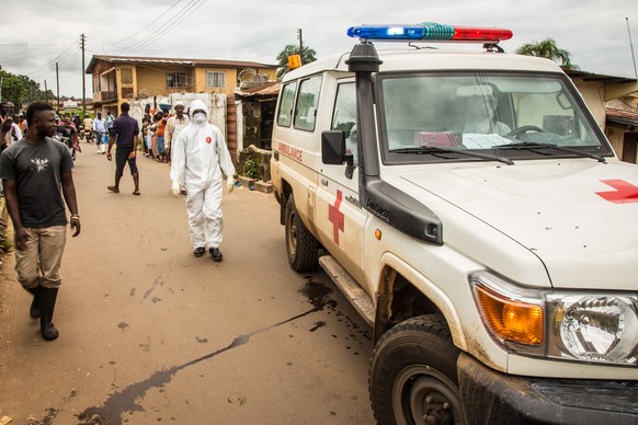 In Freetown wird ein Mann unter Ebola-Verdacht mit der Ambulanz weggeführt.