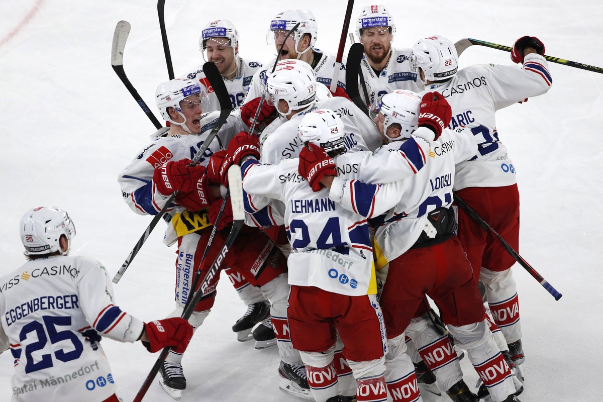 Rapperswils Dominik Egli, links, jubelt nach seinem Tor zum Sieg in der Verlaengerung mit seinen Teamkollegen, im ersten Spiel der Eishockey Pre-Playoff Serie der National League zwischen dem EHC Biel ...