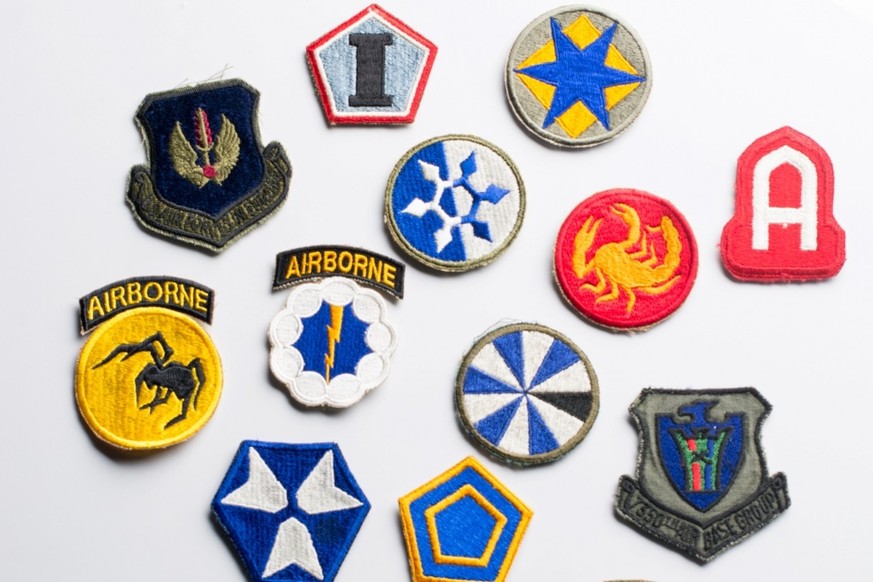 Falsche militärische Abzeichen für die „Ghost Army“, USA, 1944-45.