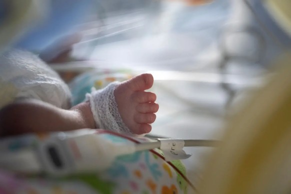 Wegen einer Schwangerschaftsvergiftung brachte die Frau ihr Kind per Notfallkaiserschnitt auf die Welt.