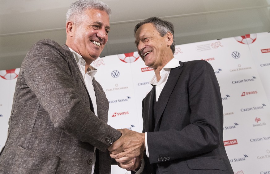 Der Trainer der Fussballnationalmannschaft Vladimir Petkovic, links, freut sich mit Dominique Blanc, Zentralpraesident des Schweizerischen Fussbalverbands SFV, ueber seine Vertragsverlaengerung mit de ...