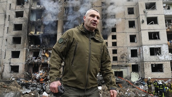 Mayor of Kyiv Vitali Klitschko inspects damages as smoke rises out from a destroyed apartment building after a Russian attack in Kyiv, Ukraine, Tuesday, Jan. 2, 2024. (AP Photo/Efrem Lukatsky)