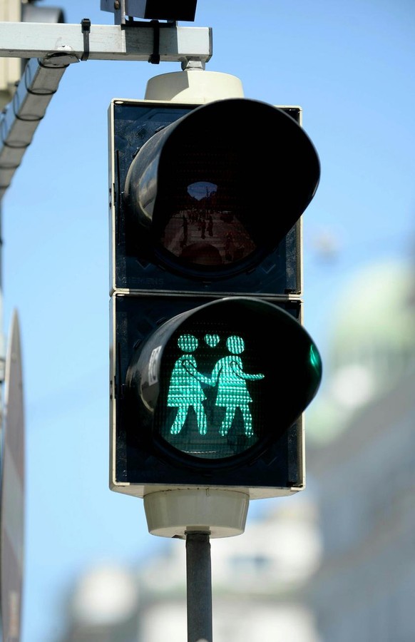 Bis Ende Juni dürfen die beiden Damen Hand in Hand die Passanten verzaubern.