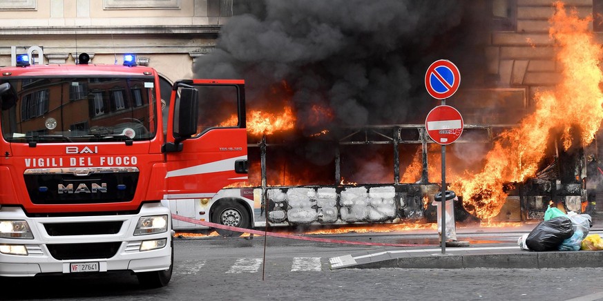 epa06718556 Firefighters work to extinguish a bus engulfed in flames in via del Tritone, in central Rome, Italy, 08 May 2018. There are no reports of injuries. EPA/ETTORE FERRARI