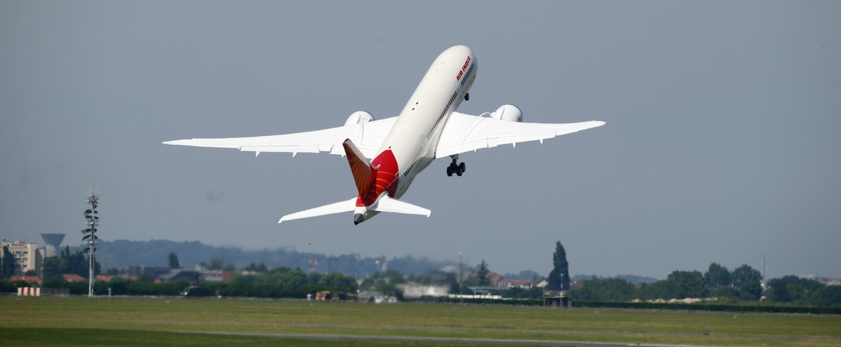 An Air India Boeing 787 Dreamliner performs its demonstration flight during the first day of the 50th Paris Air Show at Le Bourget airport, north of Paris, Monday, June 17, 2013. (AP Photo/Francois Mo ...