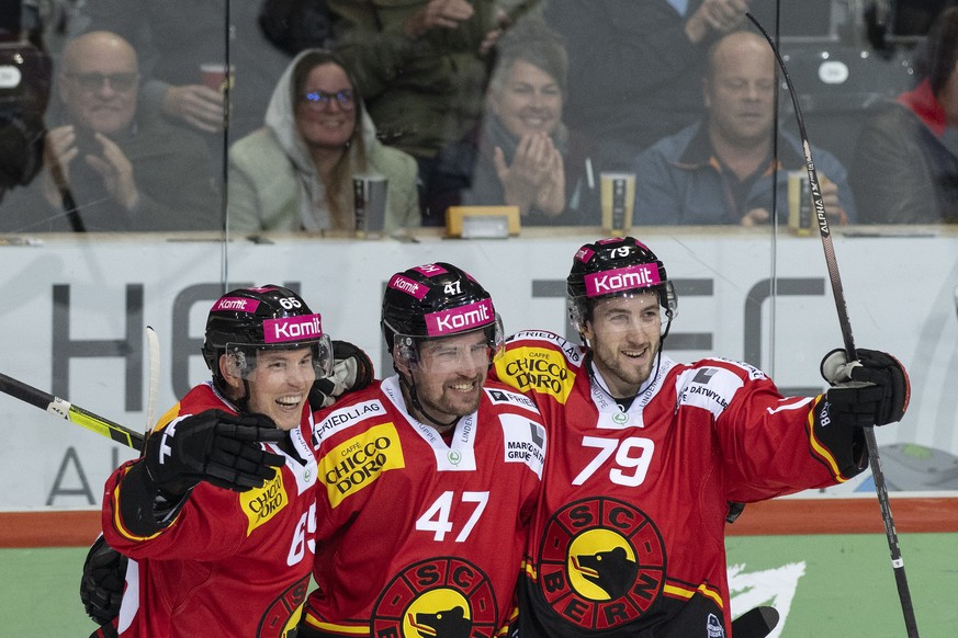Berns Ramon Untersander, Sven Baertschi, und Thierry Bader, von links, feiern den Treffer zum 2-1 im Eishockey Qualifikationsspiel der National League zwischen dem SC Bern und dem HC Ajoje, am Diensta ...