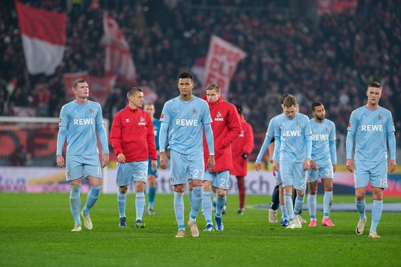 Spieler Koeln nach der nach der Niederlage sichtlich entauescht / enttaeuschung / traurig / niedergeschlagen , SC Freiburg vs. 1. FC Koeln, Fussball, 1. Bundesliga, 15. Spieltag, Saison 2023/2024, 17. ...