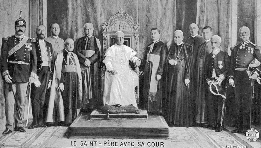POPE PIUS X &amp; COURT POPE PIUS X Giuseppe Sarto pope and saint with his court, 1913 Date: reigned 1903 - 1914 PUBLICATIONxNOTxINxUKxFRAxBELxNEDxITAxDENxNORxSWExPOLxJPNxKORxTPE Copyright: Copyrightx ...