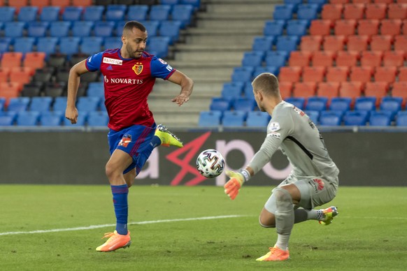 Basels Arthur Cabral, links, erzielt das 2:0 gegen Berns Torhueter David Von Ballmoos, rechts, im Fussball Meisterschaftsspiel der Super League zwischen dem FC Basel 1893 und dem BSC Young Boys im Sta ...