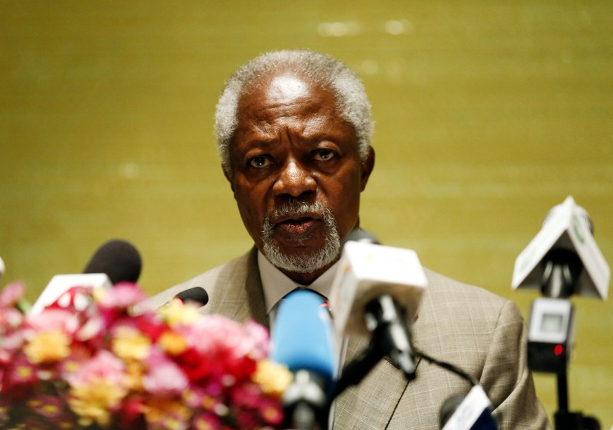 epa05530007 Former UN secretary general Kofi Annan talks to media during the press meeting in Yangon, Myanmar, 08 September 2016. Kofi Annan, who chairs the advisory commission of Rakhine State, which ...