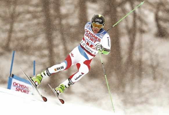 epa06378113 Justin Murisier of Switzerland in action during the first run of the men&#039;s Giant Slalom race at the FIS Alpine Skiing World Cup in Val D&#039;Isere, France, 09 December 2017. EPA/GUIL ...