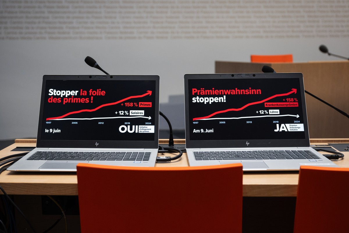 Zwei Laptops stehen auf einem Pult an der Medienkonferenz zur Praemienentlastungs Initiative, am Mittwoch, 17. April 2024, in Bern. Am 9. Juni stimmt die Schweizer Stimmbevoelkerung ueber dies Initiat ...