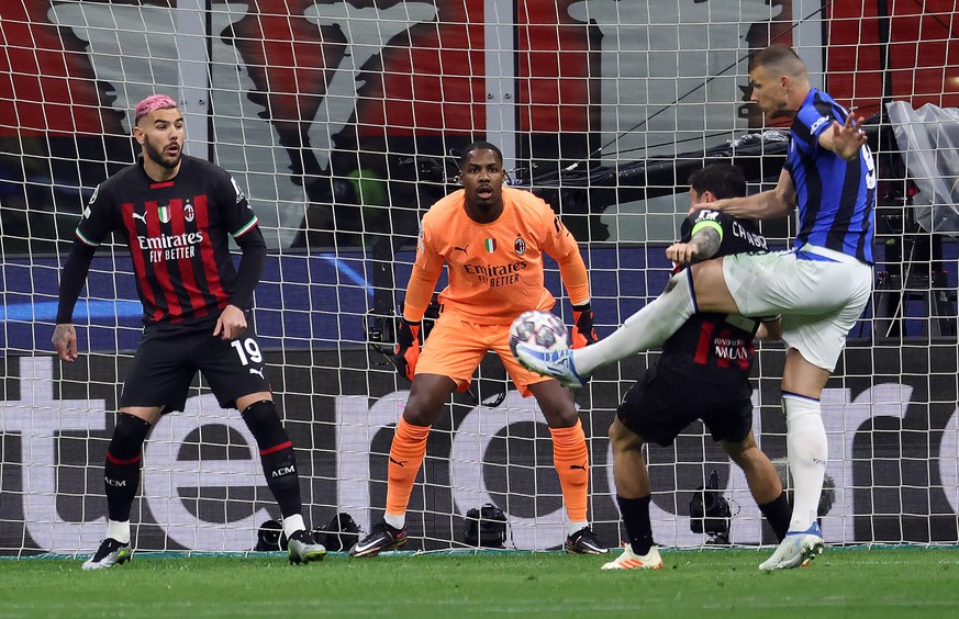 epaselect epa10619708 Inter Milan&#039;s Edin Dzeko (R) scores the 0-1 goal during the UEFA Champions League semi-final first leg soccer match between AC Milan and FC Inter, in Milan, Italy, 10 May 20 ...