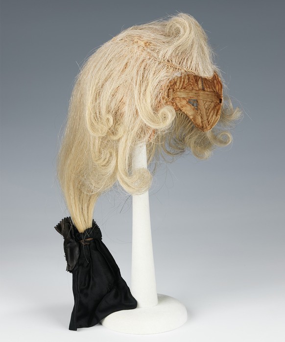 Haarbeutelperücke aus Pferdehaaren um ca. 1780.
https://www.metmuseum.org/art/collection/search/156975