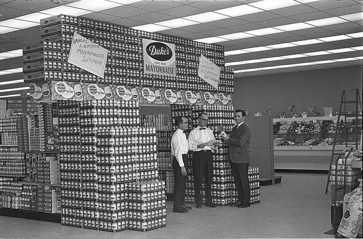 Duke&#039;s Mayonnaise jars assembled in a display at Cozart&#039;s grocery store. Feb 1965, Daily Reflector (Greenville, N.C.) supermarkt verkaufspunkt retro vintage USA https://charlottewearsblog.wo ...