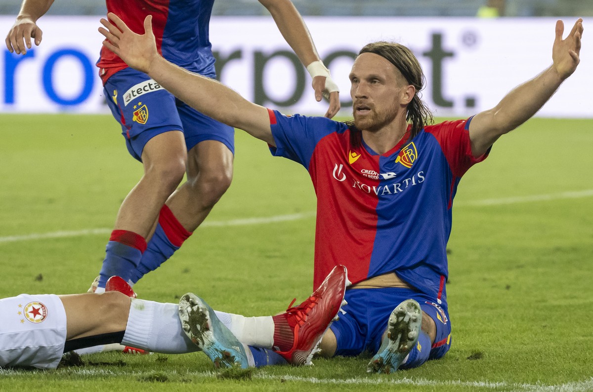 Basel's Zeki Amdouni, left, and Michael Lang, right, cheer during the UEFA Conference League play-off second leg match between Switzerland's FC Basel 1893 and Bulgaria's ZSKA Sofia at t ...
