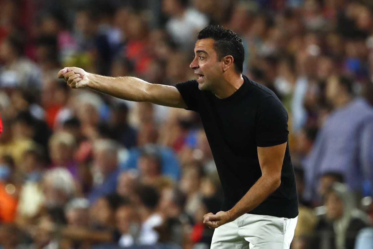 Barcelona's head coach Xavi Hernandez gestures during a Spanish La Liga soccer match between Barcelona and Rayo Vallecano at the Camp Nou stadium in Barcelona, Spain, Saturday, Aug. 13, 2022. (AP ...