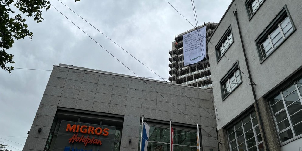 Aktivistinnen und Aktivisten von Greenpeace haben sich am Mittwochmorgen vom Migros-Hochhaus am Limmatplatz abgeseilt und ein Banner aufgehängt. Gleichzeitig fand vor der dortigen Filiale der Detailhä ...