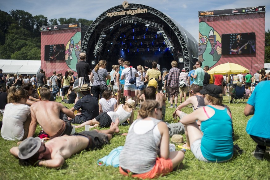 Menschen verweilen am Musikfestival Openair St. Gallen am Freitag, 27. Juni 2014 im Sittertobel in St. Gallen. (KEYSTONE/Ennio Leanza)