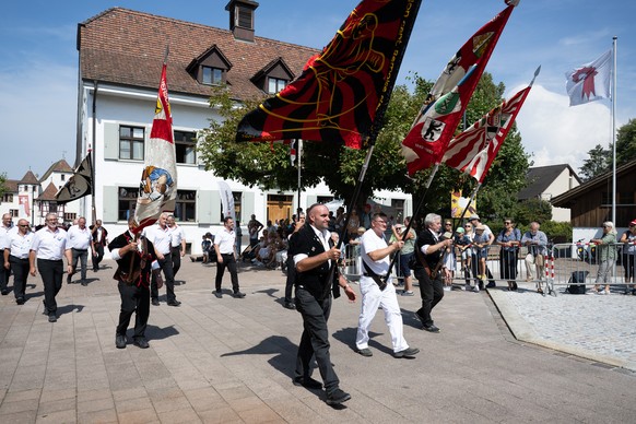 Fahnentraeger sind unterwegs beim Festumzug des Eidgenoessischen Schwing und Aelplerfest ESAF, am Freitag, 26. August 2022, in Pratteln. (KEYSTONE/Georgios Kefalas)