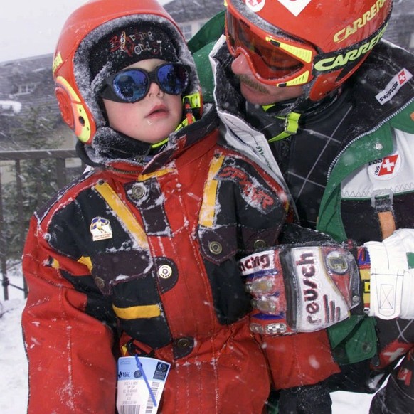 Noel von Gruenigen, links, geniesst am Mittwoch, 10. Februar 1999 in Vail CO bei dichtem Schneetreiben einen Moment mit seinem Vater Michael, den er an die alpinen Skiweltmeisterschaften begleitet hat ...