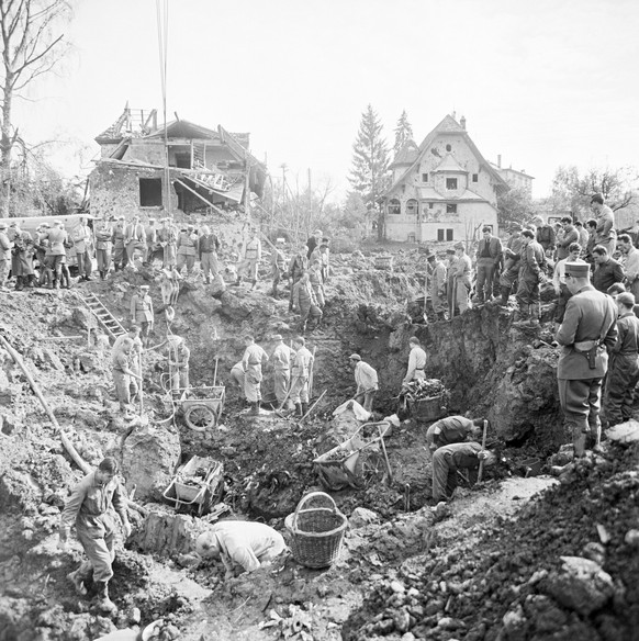 Rescue teams at the scene of the accident in the village of Duerrenaesch in the canton of Aargau, Switzerland, pictured in September 1963. The most severe accident in the history of Swiss aviation to  ...