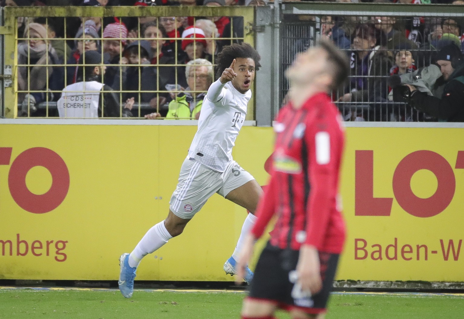 epa08080535 Bayern&#039;s Joshua Zirkzee (L) celebrates after scoring a goal during the German Bundesliga soccer match between SC Freiburg vs FC Bayern Munich in Freiburg, Germany, 18 December 2019. E ...