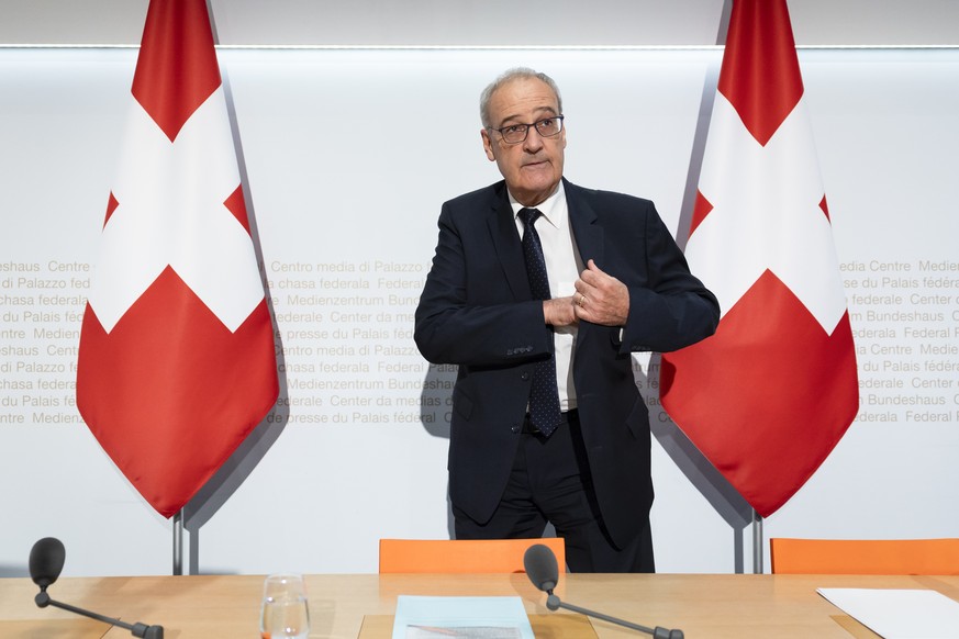 Bundespraesident Guy Parmelin gibt waehrend einer Medienkonferenz seinen Ruecktritt aus dem Bundesrat bekannt, am Freitag, 2. Oktober 2026 in Bern. (KEYSTONE/Peter Klaunzer)