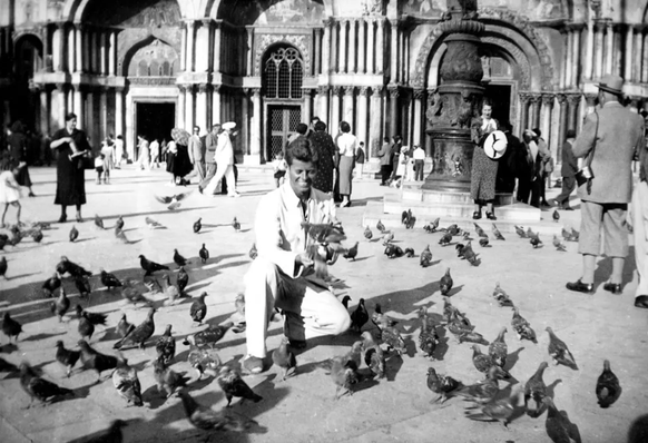 John F. Kennedy füttert die Tauben auf dem Markusplatz in Venedig, später unternimmt er eine Gondelfahrt.