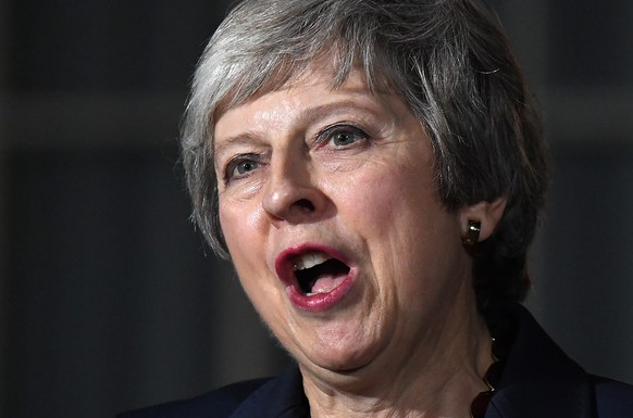 epa07165562 British Prime Minister Theresa May delivers a statement outside Downing Street No 10 in London, Britain, 14 November 2018. Theresa May said the cabinet has backed the draft Brexit withdraw ...