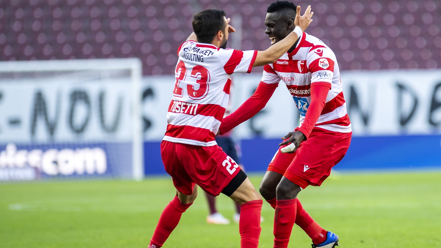 Le milieu valaisan Matteo Tosetti, gauche, et le defenseur valaisan Birama Ndoye, droite, laissent eclater leur joie, lors de la rencontre de football de Super League entre le Geneve Servette FC et le ...