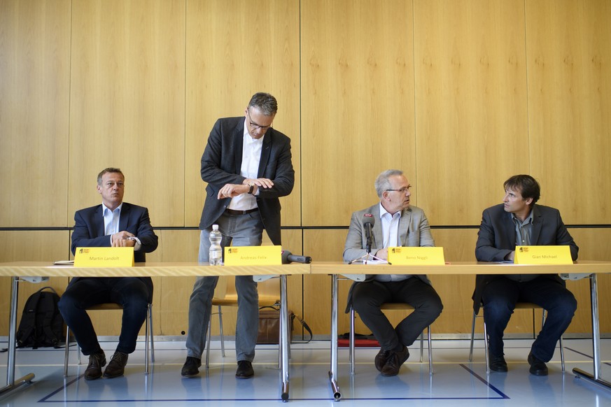 Martin Landolt, Parteipraesident BDP Schweiz, Grossrat Andreas Felix (BDP), Regierungsratskandidat fuer den Kanton Graubuenden, und die Grossraete Beno Niggli und Gian Michael, von links, an einer Med ...