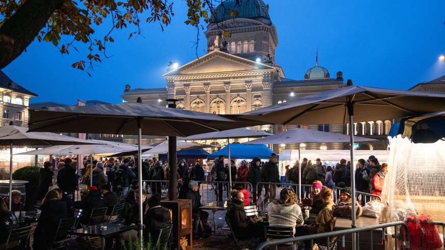 Personen sitzen in einem abgesperrten Restaurantbereich am traditionellen Zibelemaerit, am Montag, 22. November 2021, in Bern. Aufgrund der schlechten Fruehlingswitterung steht nur rund die Haelfte de ...