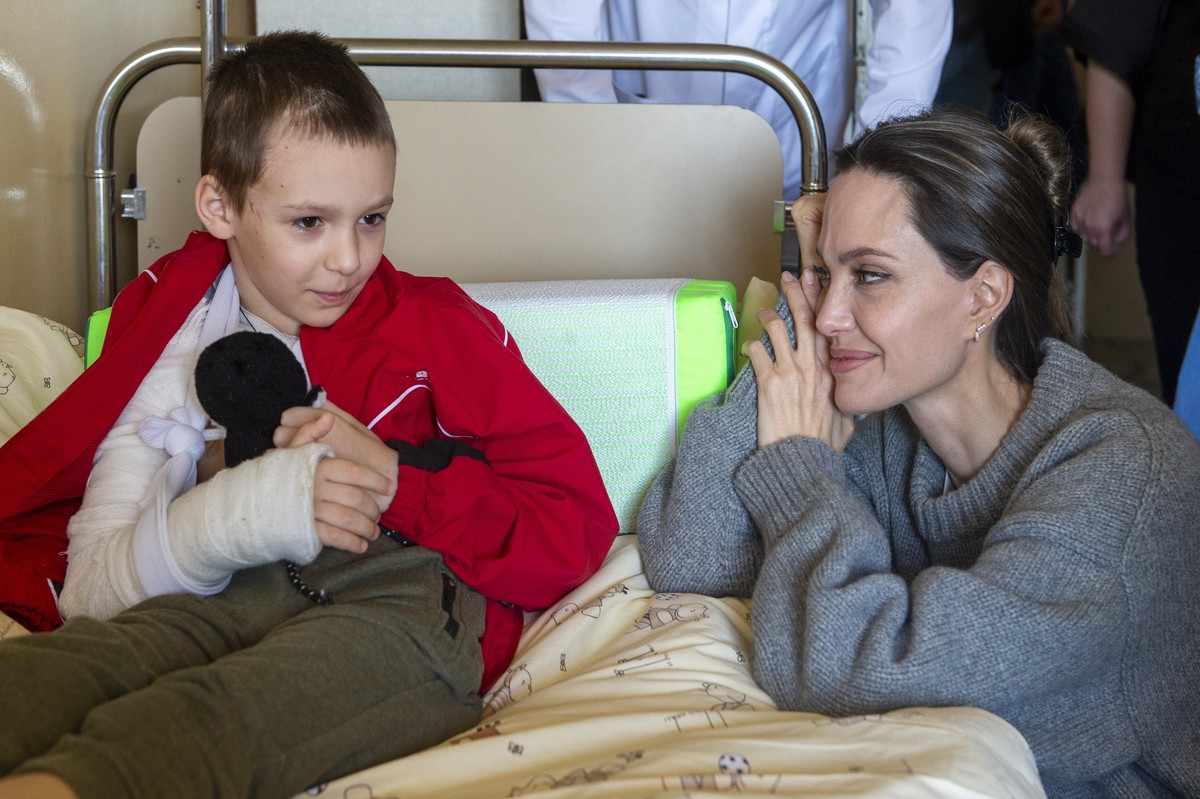 epa09921479 US Actress and UN Goodwill Ambassador Angelina Jolie comforts a young victim of the Kramatorsk railway station missile strike in Lviv children's hospital, in Western Ukraine, 30 April ...