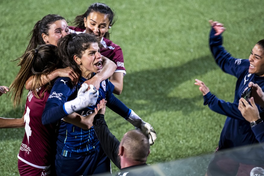 La gardienne genevoise Ines Teixeira Pereira, droite, laisse eclater sa joie apres avoir arrete un penalty lors des tirs au but, lors du match du championnat suisse de football de la Super League femi ...