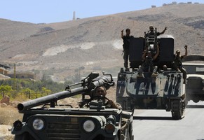 Libanesische Soldaten dringen in die Stadt Arsal vor.