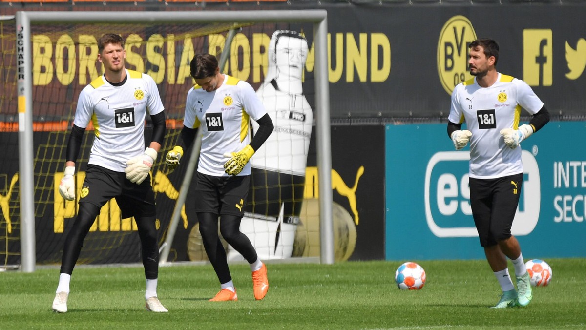 IMAGO / Team 2

v.li., Torwart Gregor Kobel (Borussia Dortmund), Torwart Marwin Hitz (Borussia Dortmund), Torwart Roman Bürki (Borussia Dortmund) 20.07.2021, Fussball GER, Saison 2021 2022, 1. Bundesl ...
