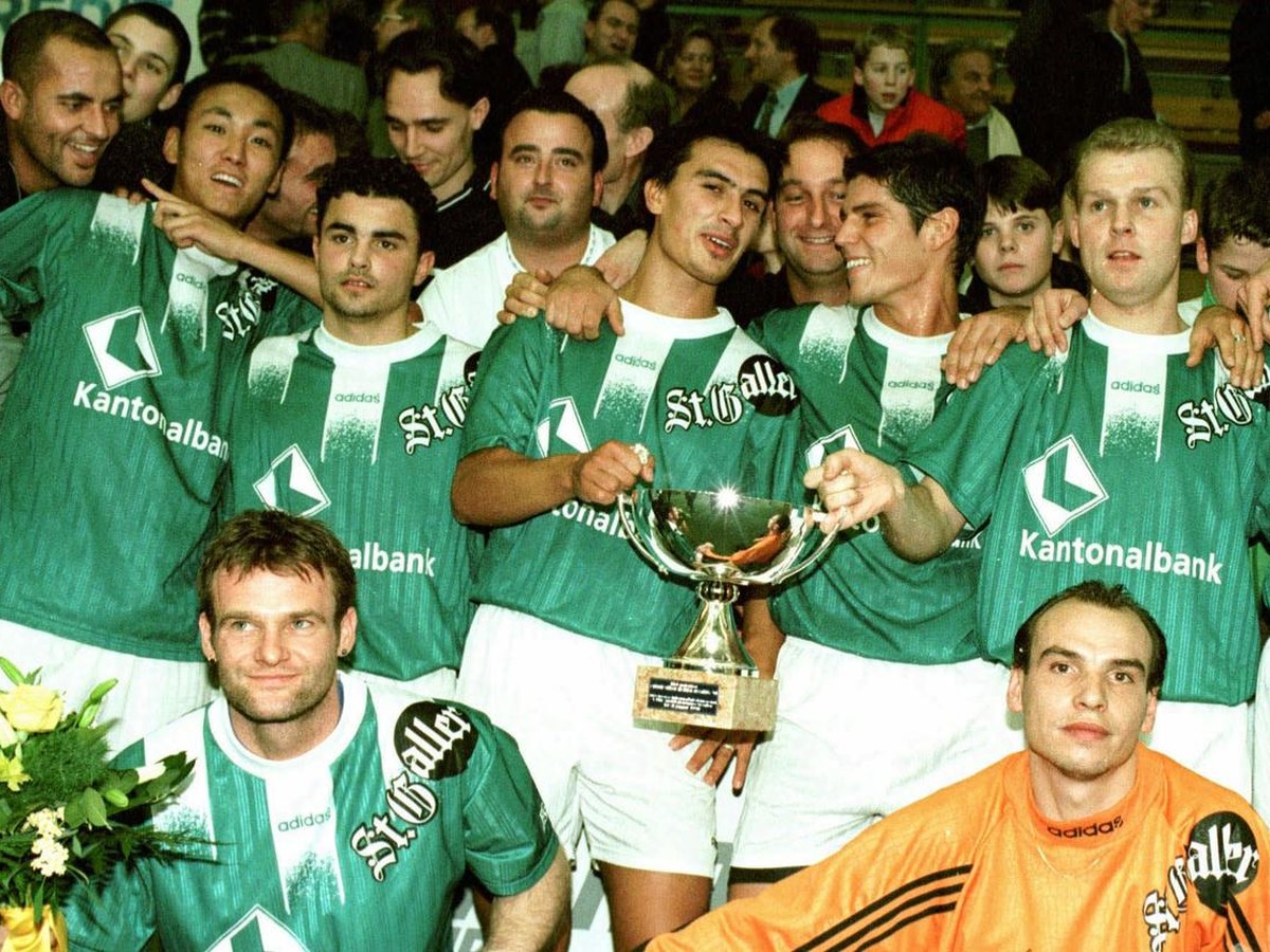 Ein strahlender FC St. Gallen praesentiert sich am 11. Januar 1998 in der Sporthalle Kreuzbleiche, nachdem das Team das Finalspiel des Credit Suisse Hallenmasters 98 gegen den FC Aarau gewonnen hat. ( ...