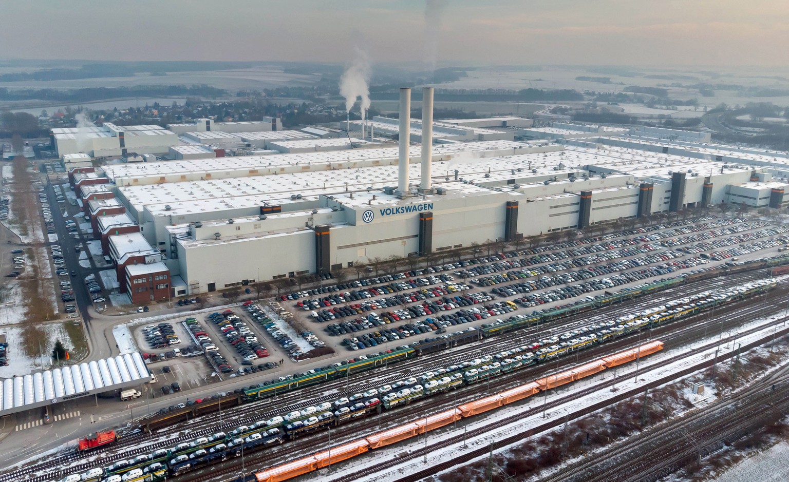 epa07312440 An exterior view of the Volkswagen (VW) vehicle factory in Zwickau taken with a drone, Germany, 23 January 2019. The VW Golf car is produced at the VW plant in Zwickau. EPA/UWE MEINHOLD