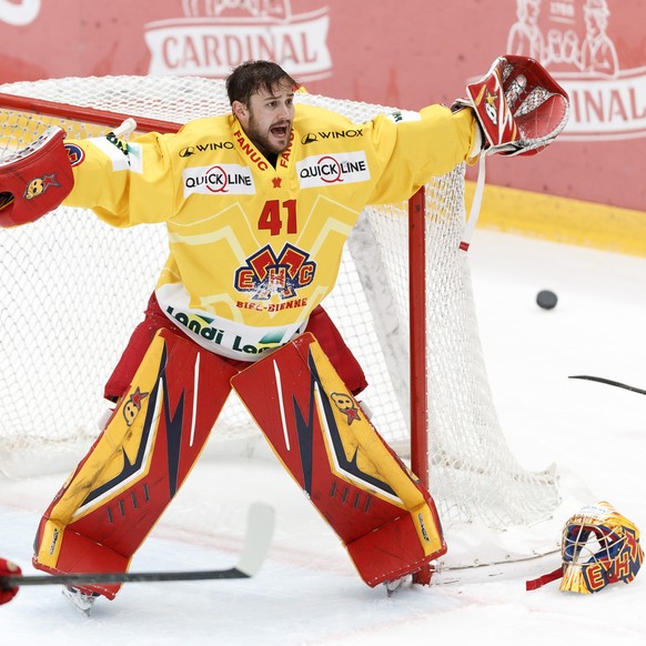 Le gardien biennois Elien Paupe, perd son casque lors du match du championnat suisse de hockey sur glace de National League entre le Lausanne HC et le EHC Biel, ce dimanche, 24 octobre 2021, a la pati ...