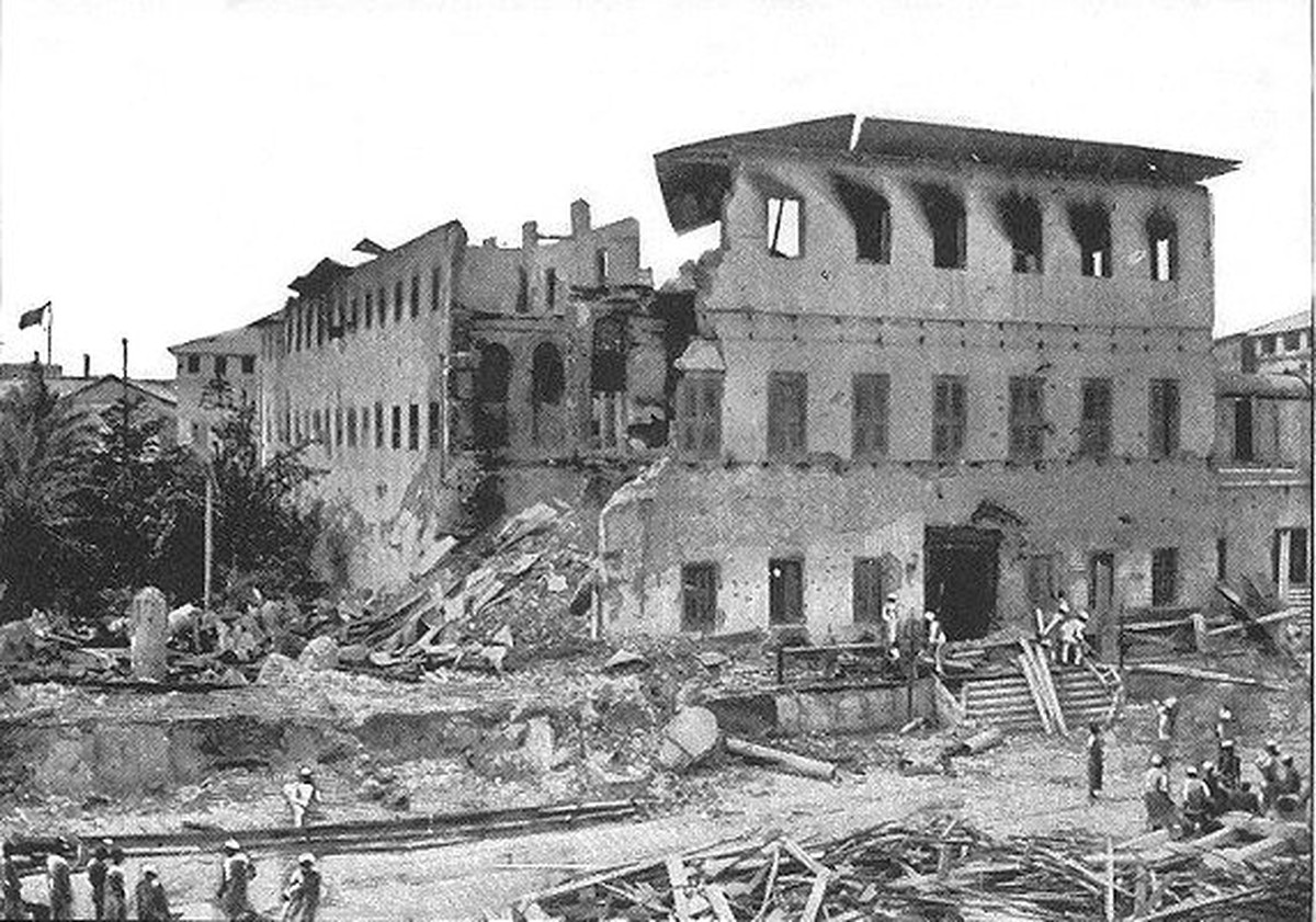 Sultanspalast in Sansibar nach der Beschiessung durch britische Schiffsgeschütze, 1896.