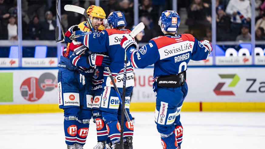 PostFinance Top Scorer Derek Grant (ZSC) (links) bejubelt den Treffer zum 4:3 in der Verlaengerung mit Yannick Weber (ZSC) (mitte) und Vinzenz Rohrer (ZSC) (rechts) im Spiel der Eishockey National Lea ...
