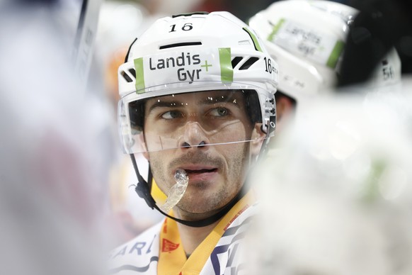 Zugs Raphael Diaz im Eishockey Meisterschaftsspiel der National League A zwischen den SC Bern und dem EV Zug, am Freitag, 30. September 2016, in der Postfinance Arena in Bern. (KEYSTONE/Peter Klaunzer ...