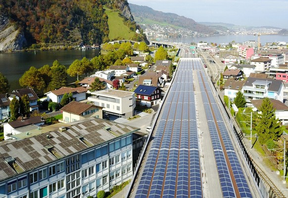 Solaranlage auf der Autobahnüberdachung Stansstad