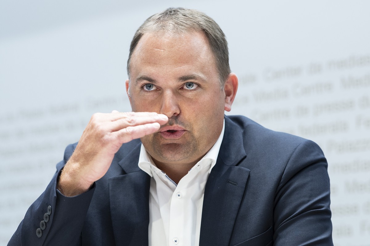 SVP-Nationalrat Marcel Dettling, SZ, aeussert sich an einer Medienkonferenz zur Begrenzungsinitiative, am Dienstag, 11. August 2020, in Bern. Ueber diese und weitere vier Vorlagen hat die Schweizer St ...