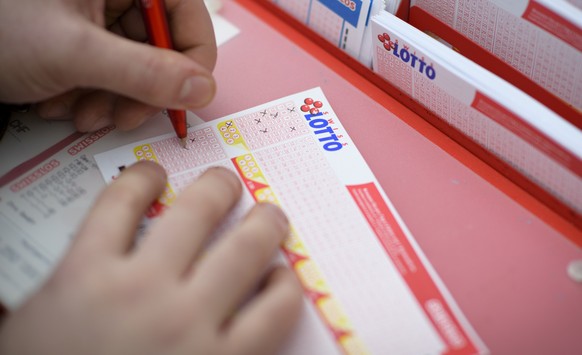 Ein Mann fuellt einen Lottoschein von Swisslos aus, aufgenommen am Freitag, 16. Dezember 2016, in Rorschach. Der Jackpot liegt derzeit bei einer Rekordsumme von 70 Millionen Franken. (KEYSTONE/Gian Eh ...